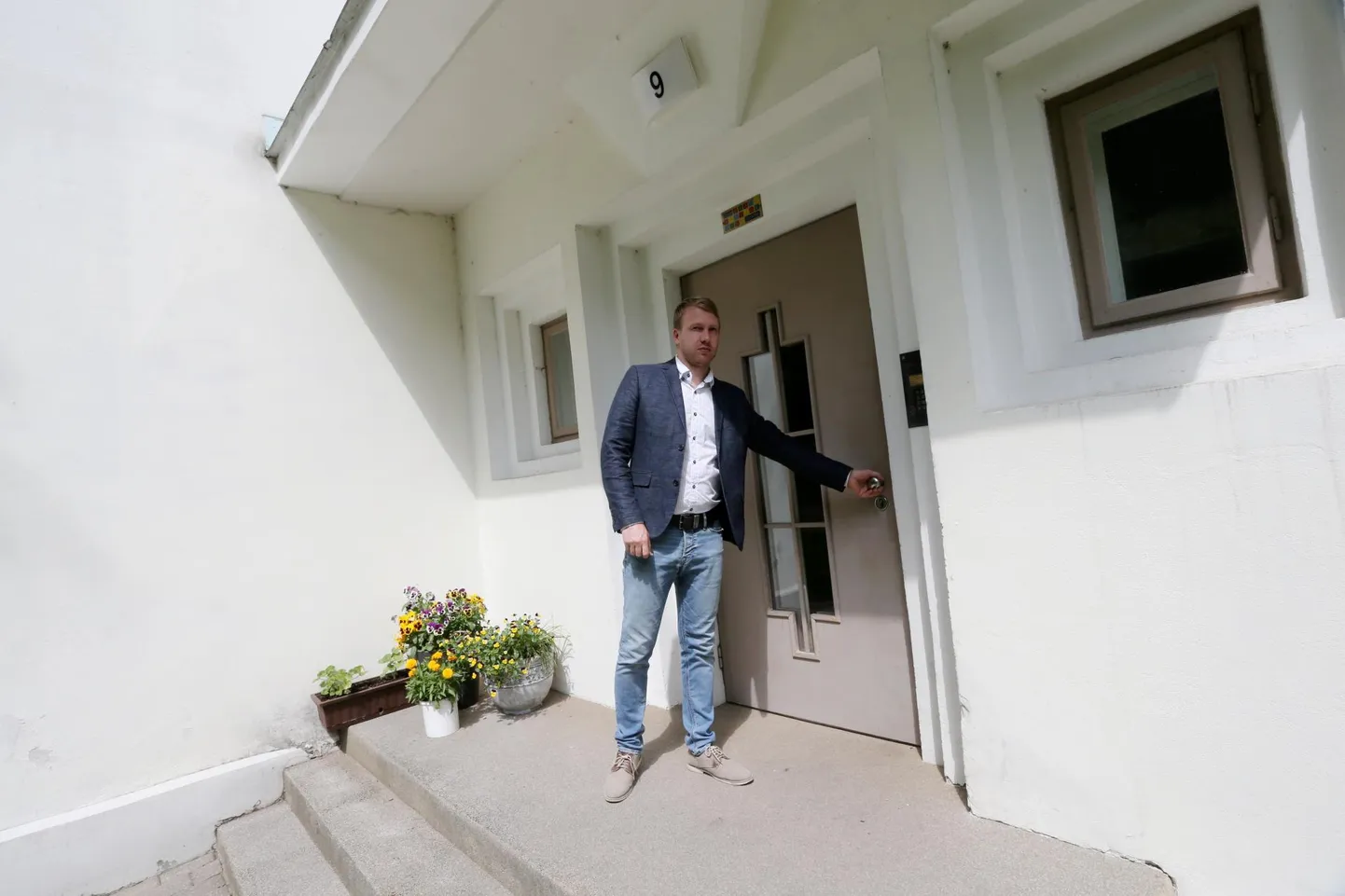 Kinnisvaramaakler Ranno Kalda näitas eile Tähtveres maja, kus asub eksklusiivne korter, mille üürihind enne kinnisvarakriisi oli 750 eurot. See, et ta praegustes oludes selle 700 euroga üürile anda sai, on tema enda sõnul hea tulemus.