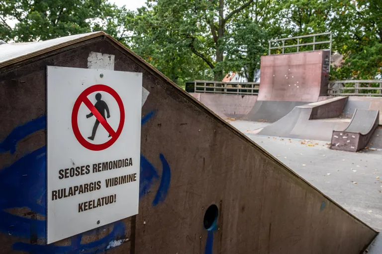 Pärnu linnavalitsus pani Munamäe parki üles sildidki, mis hoiatavad auklike atraktsioonide eest, aga noori sõitjaid see ei heidutanud: aiad tõsteti eest ja vurati edasi.