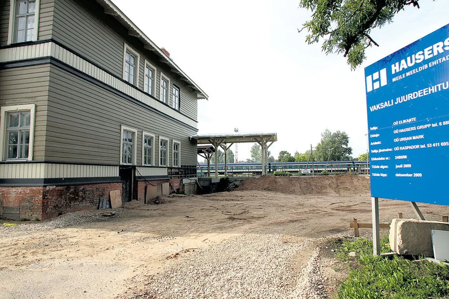 Rein Kilgi firma Elikante tellimusel hakkas Hausers Ehitus OÜ suve alguses Tartu vana vaksalihoone kõrvale tegema ootesaali. Paar nädalat tagasi katsid ehitajad vundamendi aga liivaga ja lahkusid.
