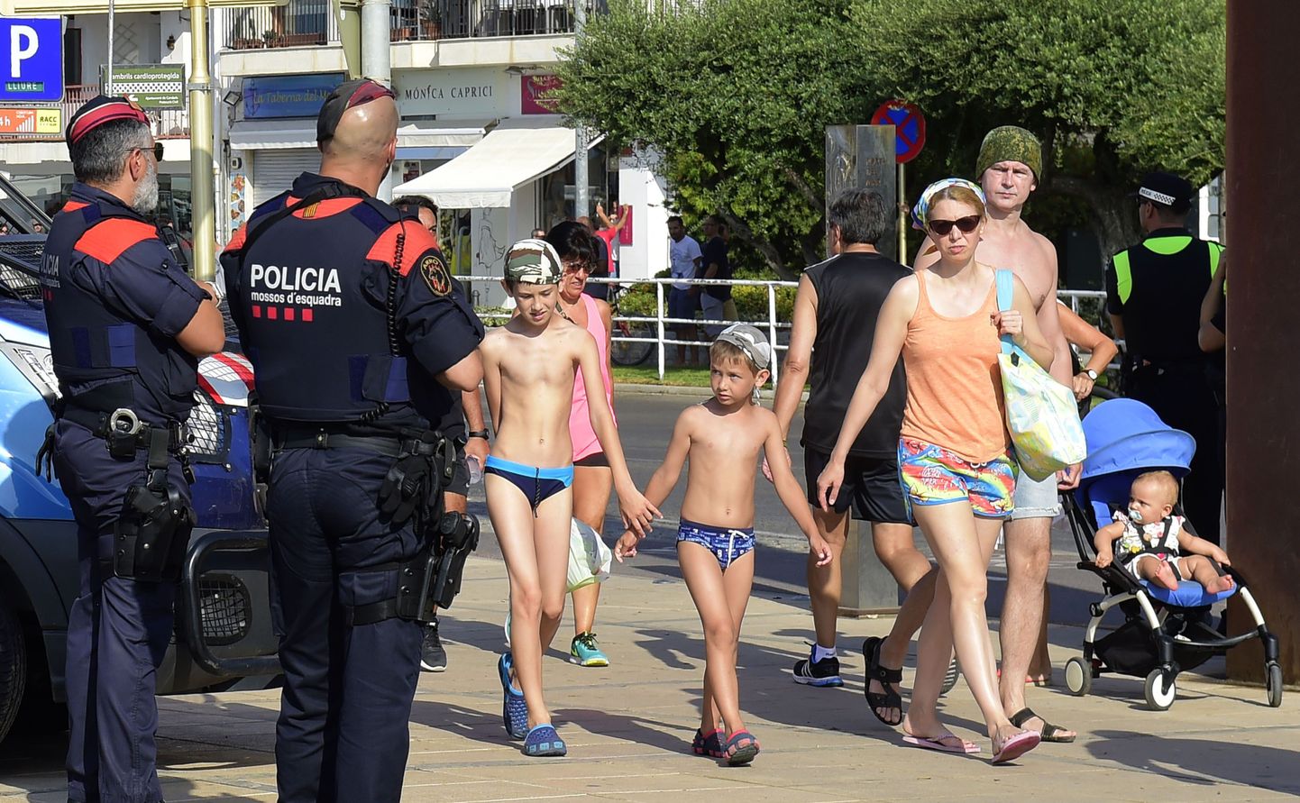 Cambrilsi politsei valvamas eile seal ringi jalutanud poolpaljaid turiste.