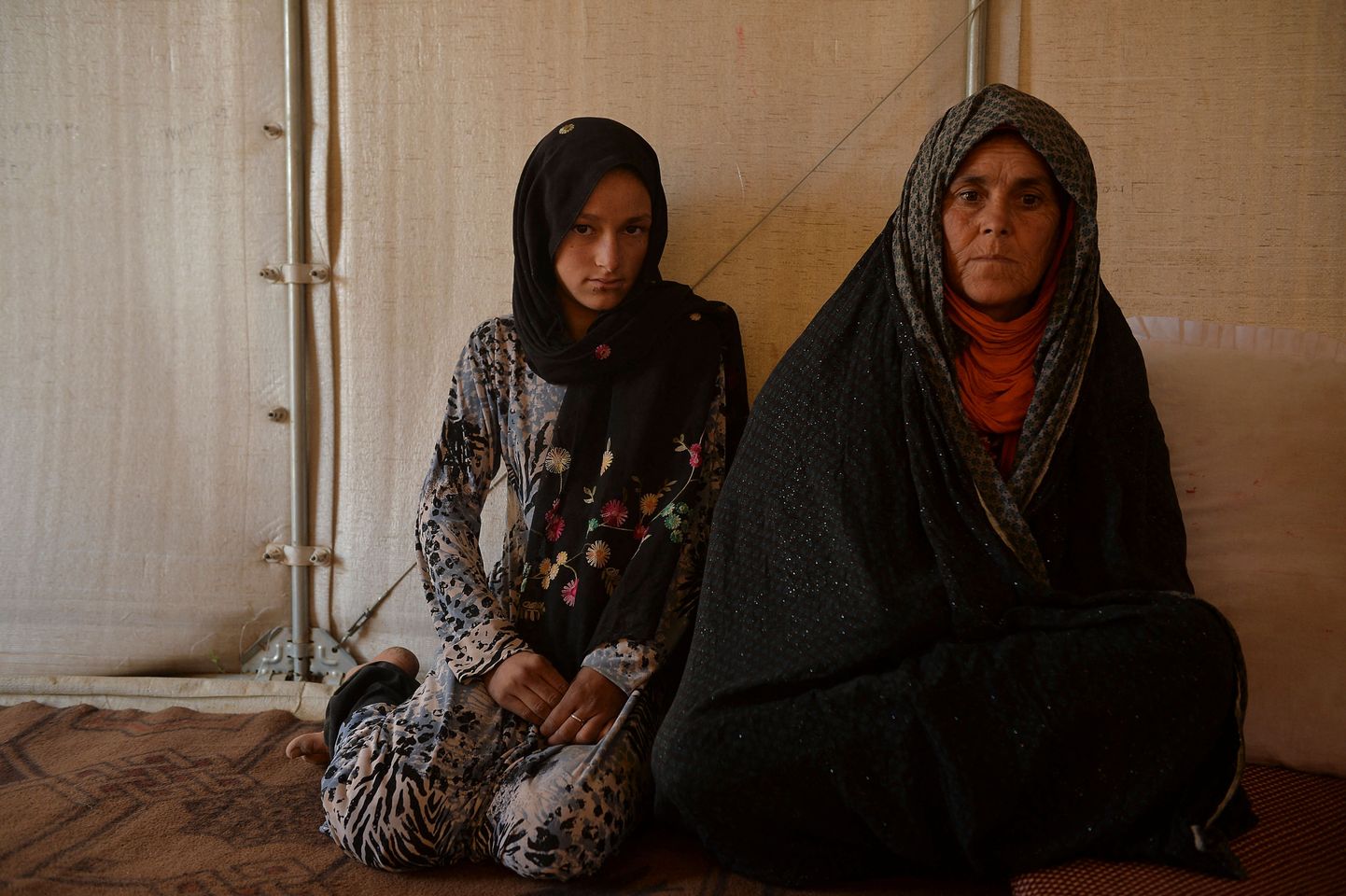 Tütarlaps oma emaga Afganistani Zaimati sisepagulaste laagris 17. oktoober 2021.