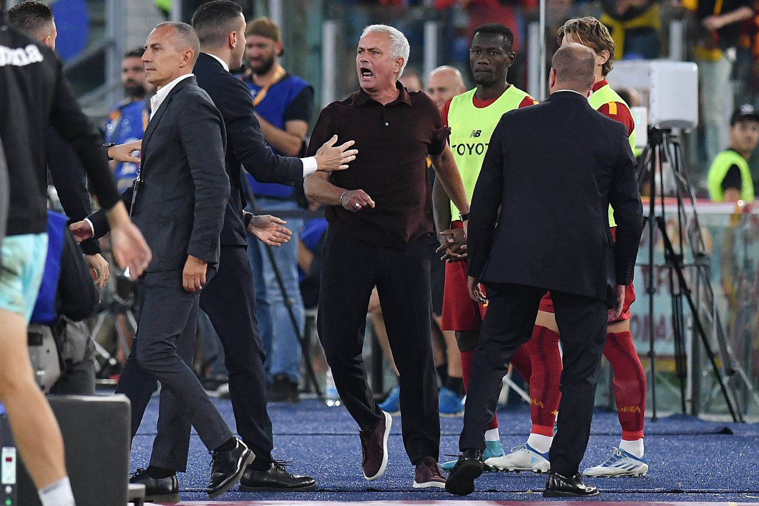 AS Roma peatreener Jose Mourinho (keskel).