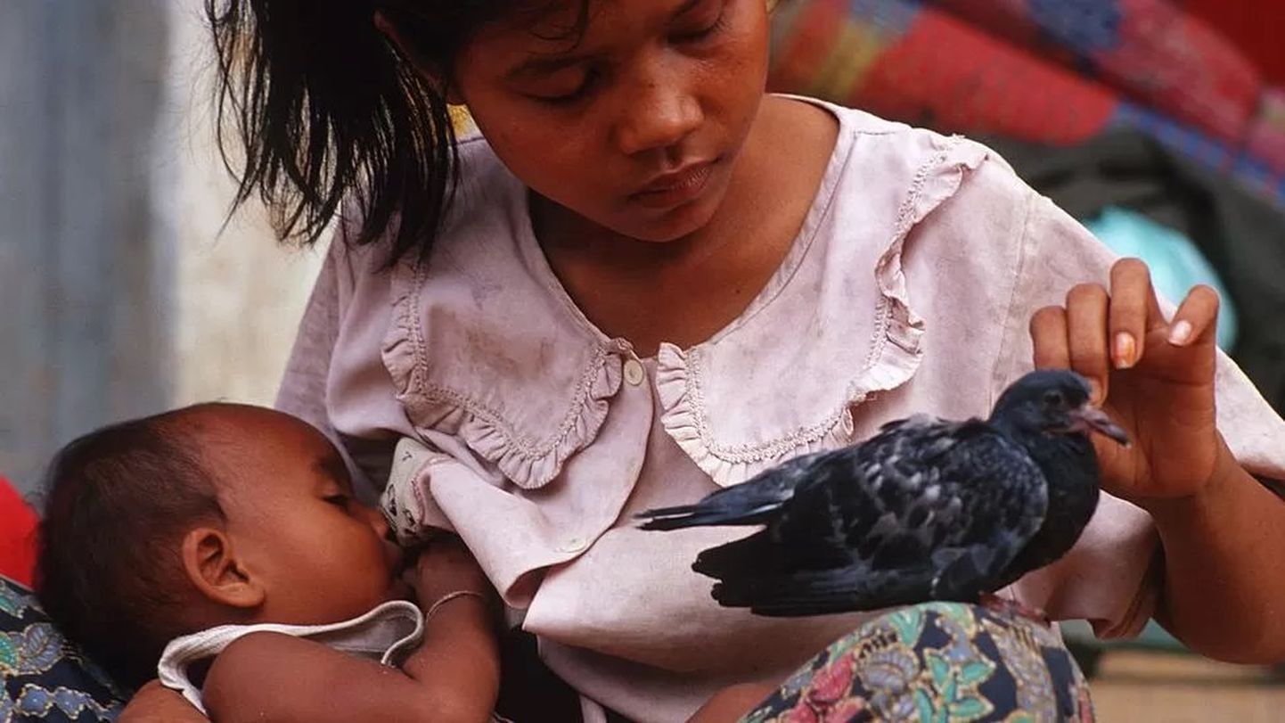 Девочка с ребенком из бедной страны. – Фото иллюстративное.