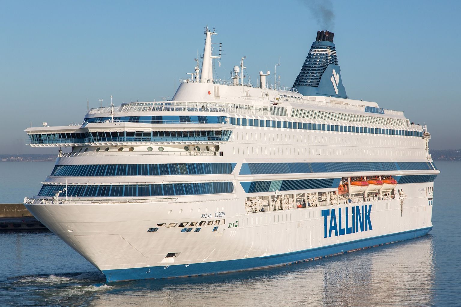 Silja Europa - самое большое пассажирское судно в Балтийском море, совершающее длительные ночные круизы из Финляндии в Таллинн.