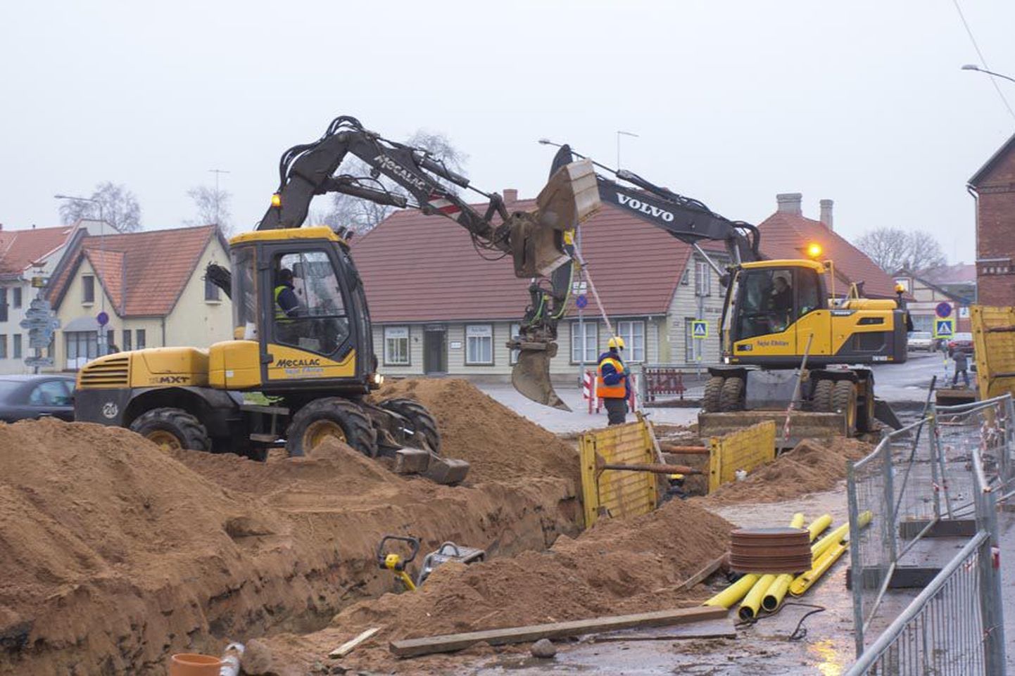 Veel eile pärastlõunal käis Vaksali tänaval vilgas töö ning kaevamisjärg nihkub järjest lähemale Tallinna tänava otsale.