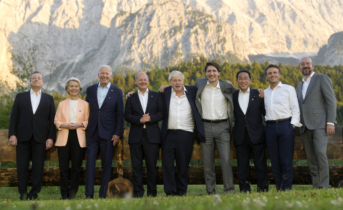 Vācijas kanclers Olafs Šolcs Elmavas pilī, Vācijas Bavārijas federālajā zemē, uzņēma pārējos G7 līderus, oficiāli atklājot trīs dienu ilgo G7 samitu. G7 grupā ietilpst Vācija, Francija, Lielbritānija, Itālija, ASV, Kanāda un Japāna. Šajā kopīgajā foto visi valsts vadītāji izskatās relaksēti un vienojās, ka bildē nebūs šlipses nevienam. 