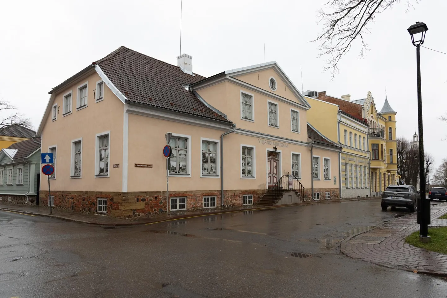 Viljandi muuseumi keskus on vanalinnas, aga see tegutseb kogu praeguse ja endisaegse Viljandimaa pärandi talletamisega.