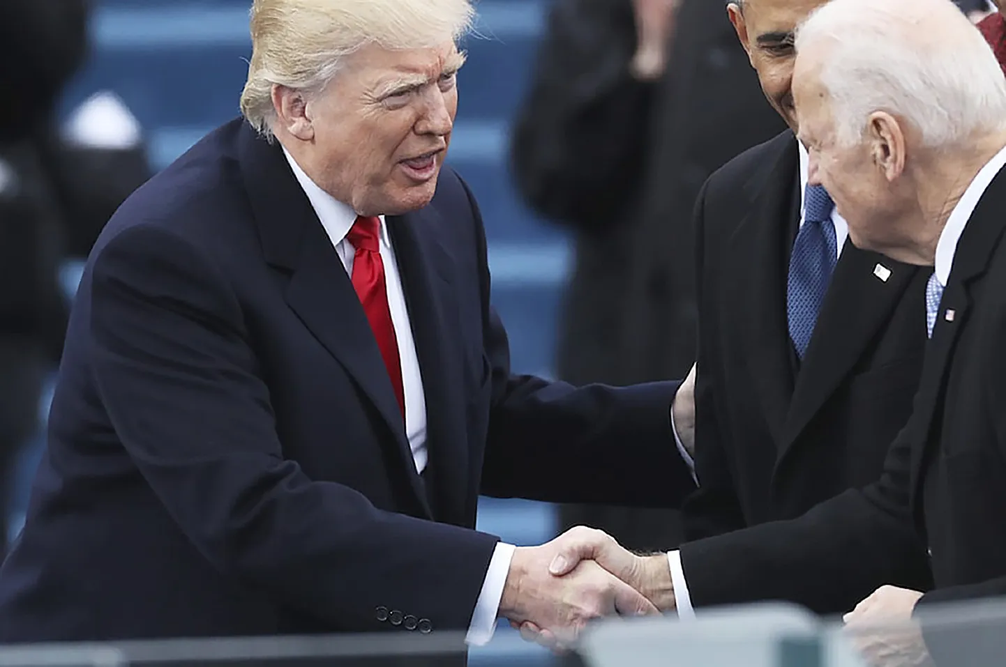 EAKAD: Pilt on tehtud 2017. aastal, kui ametisse astus Donald Trump (s 1946), kes surub kätt Joe Bidenil (s 1942). 2020. aastal kandideerisid nad mõlemad Valgesse Majja, toona võitis Biden. Pole välistatud, et 2024. a kandideerivad nad taas, erinevus on vaid selles, et Trump on siis juba 78-, Biden aga koguni 82-aastane. Tahtmatult meenub Brežnevi ehk stagnaaja lõpp Nõukogude Liidus.