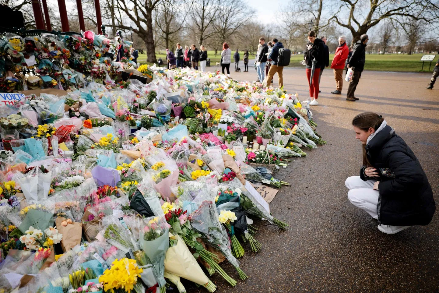 Londoni Claphami pargis kadunuks jäänud Sarah Everardi mälestuseks on toodud lillemeri.