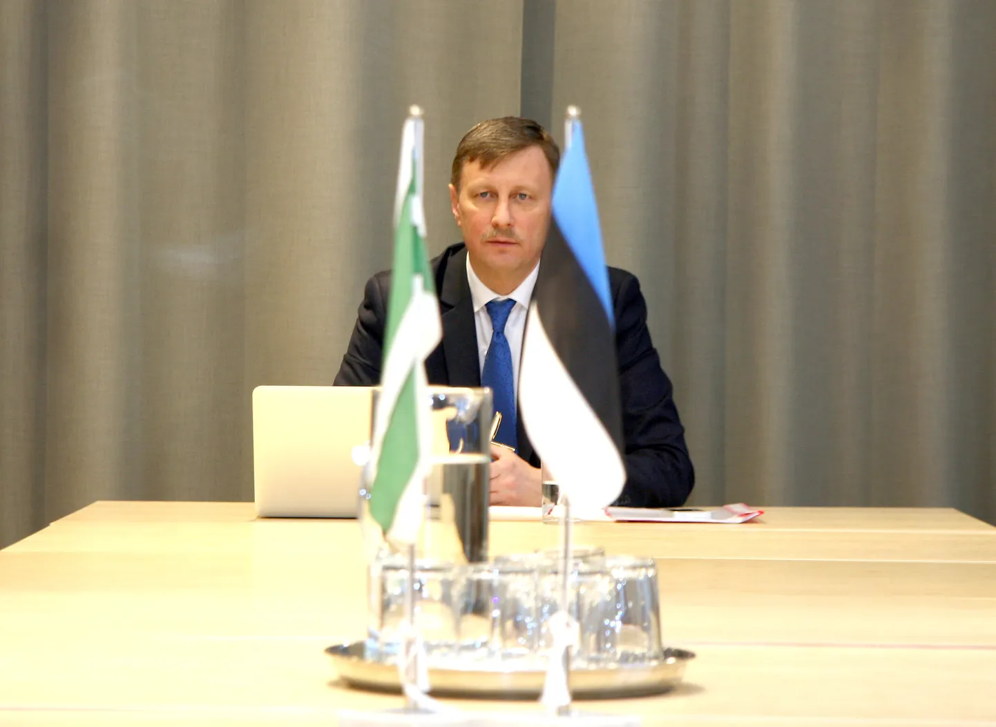 Jõhvi volikogu esimees Eduard East pidas üksi volikogu istungit, kus hääletas enda umbusaldamise vastu.