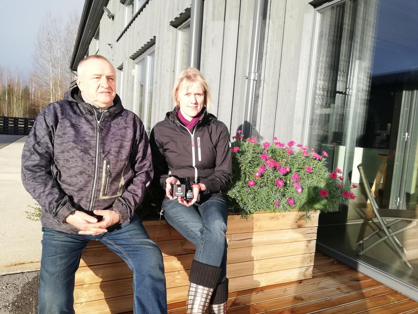 Hardi Nigulas ja Külli Eller on rõõmsad oma tunnustuse saanud õunastroobi üle. Juba on nad valmis kliente üllatama uue külmpressitud mustasõstramahlaga.