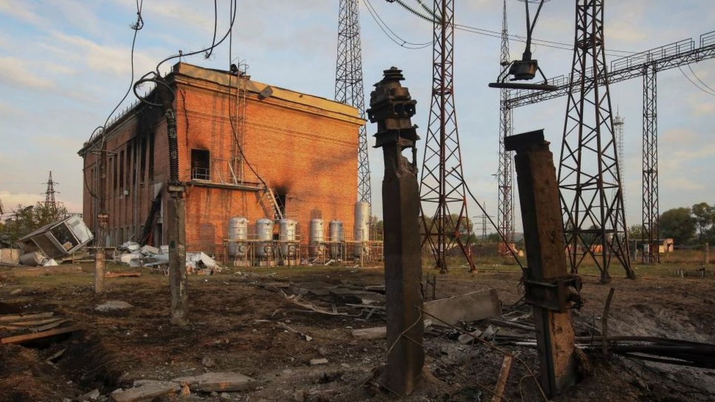 Многие электроподстанции, подобные этой в Харькове, были разрушены в результате российских ударов по энергетической инфраструктуре Украины.