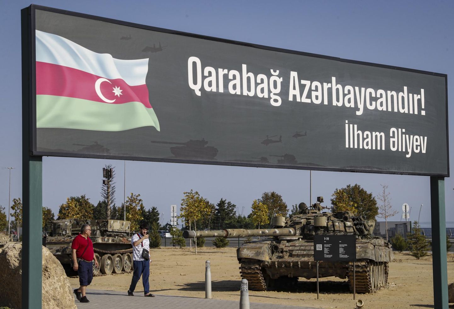 Loosung kirjaga «Karabahh kuulub Aserbaidžaanile! Ilham Älijev». Pilt on tehtud 5. septembril 2023 Bakuus 2020. aasta sõja ajal Armeenialt ära võetud sõjatrofeede pargis.