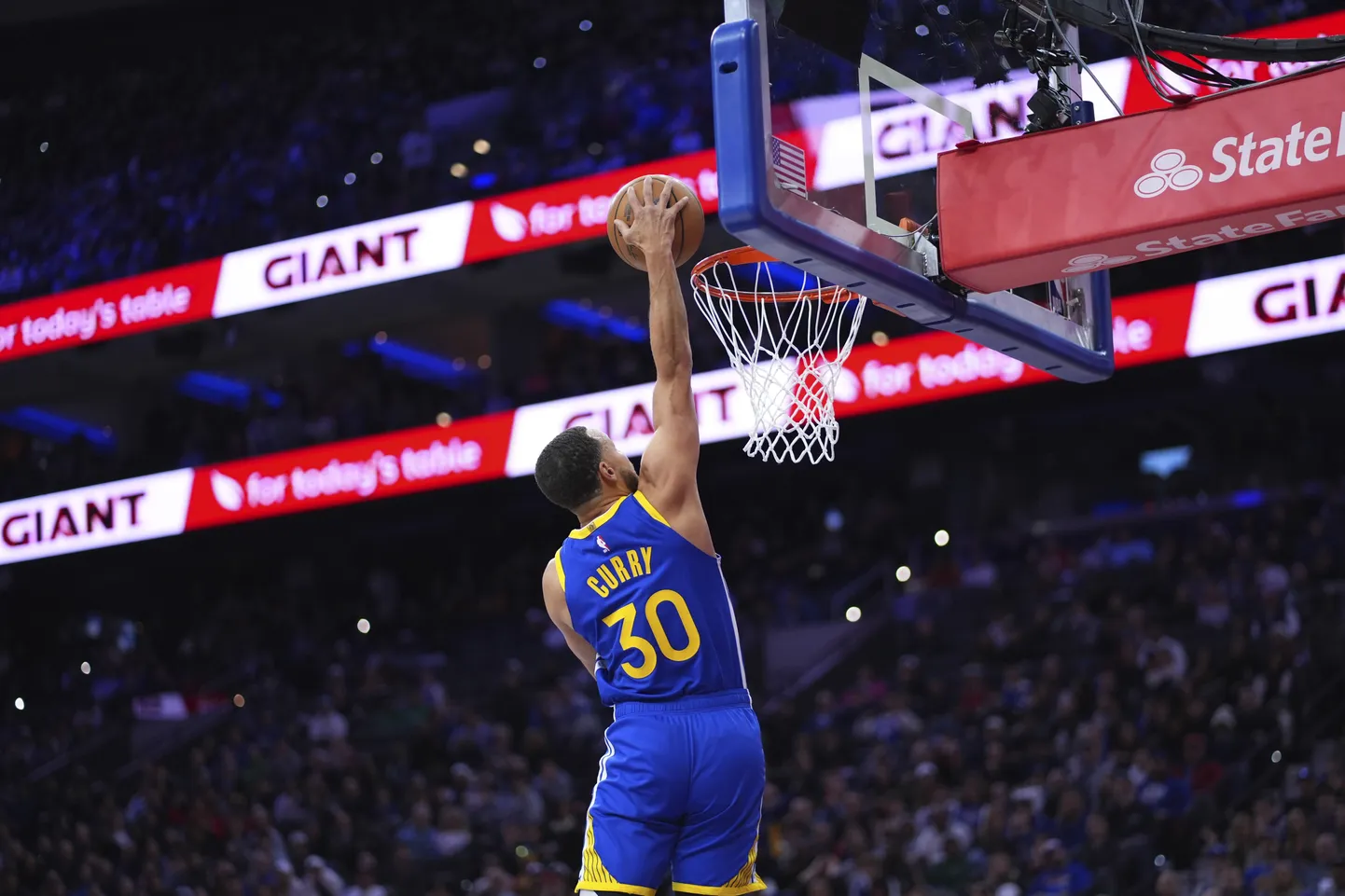 Stephen Curry surus palli pealt.