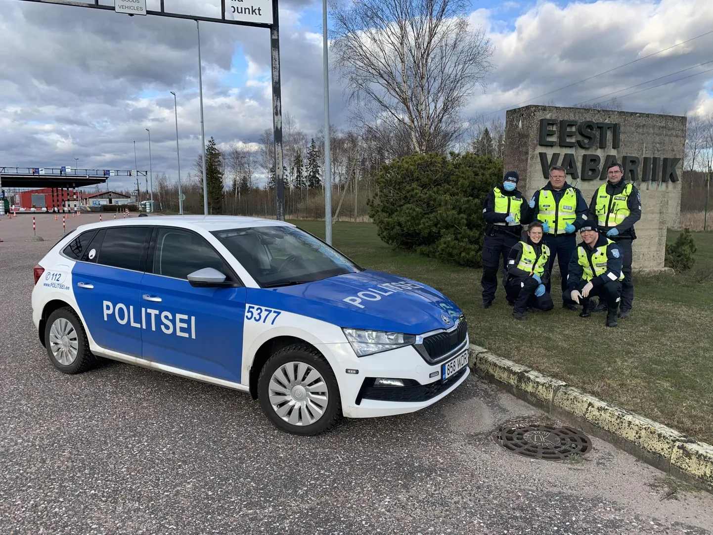 Abipolitseinik Martin Mäestu (esireas paremal) kandis esimest korda vormiriideid eriolukorra alguses Ikla piiripunktis.