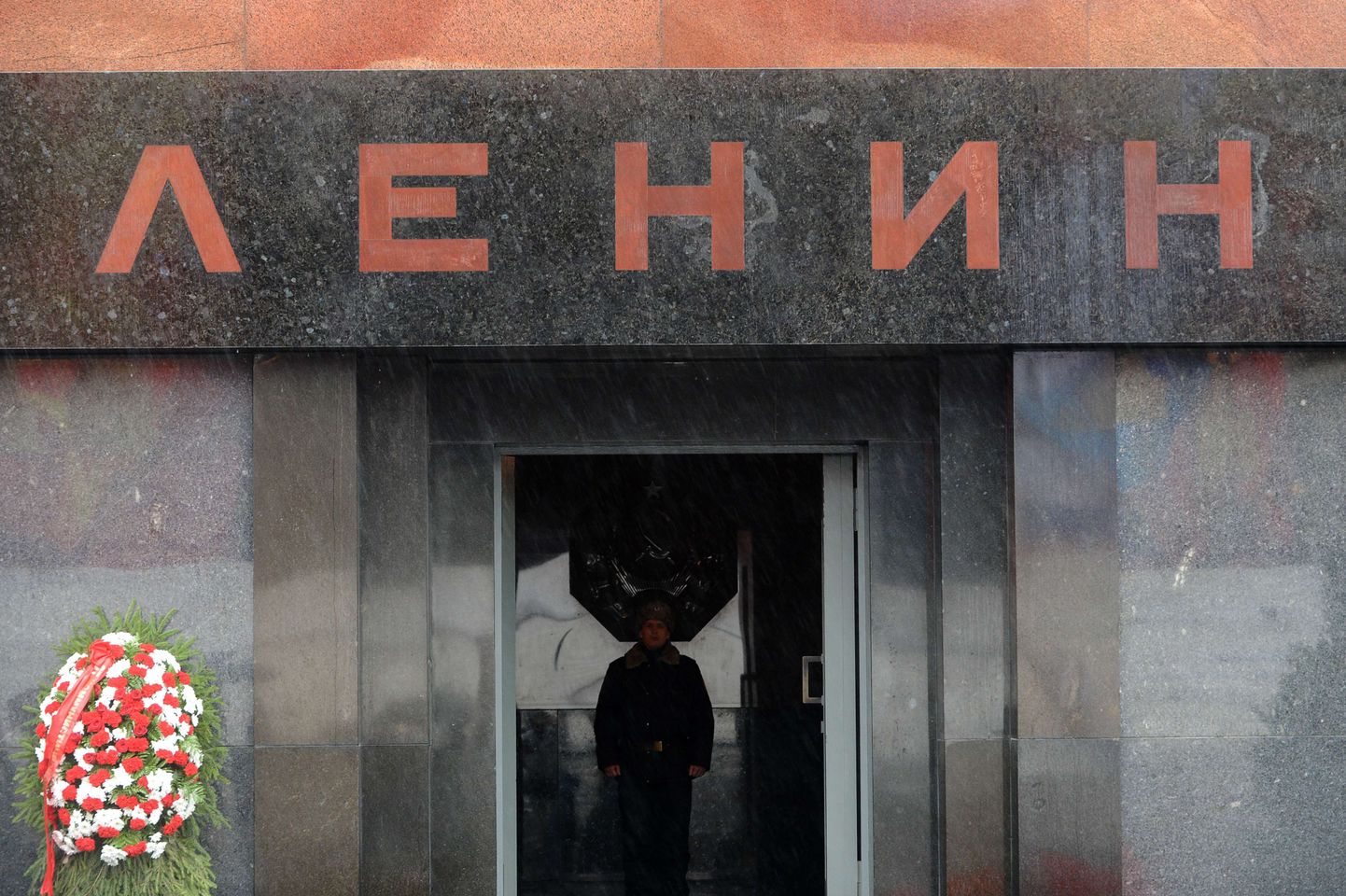 Valvur Moskvas Punasel väljakul asuvas Lenini mausoleumis.