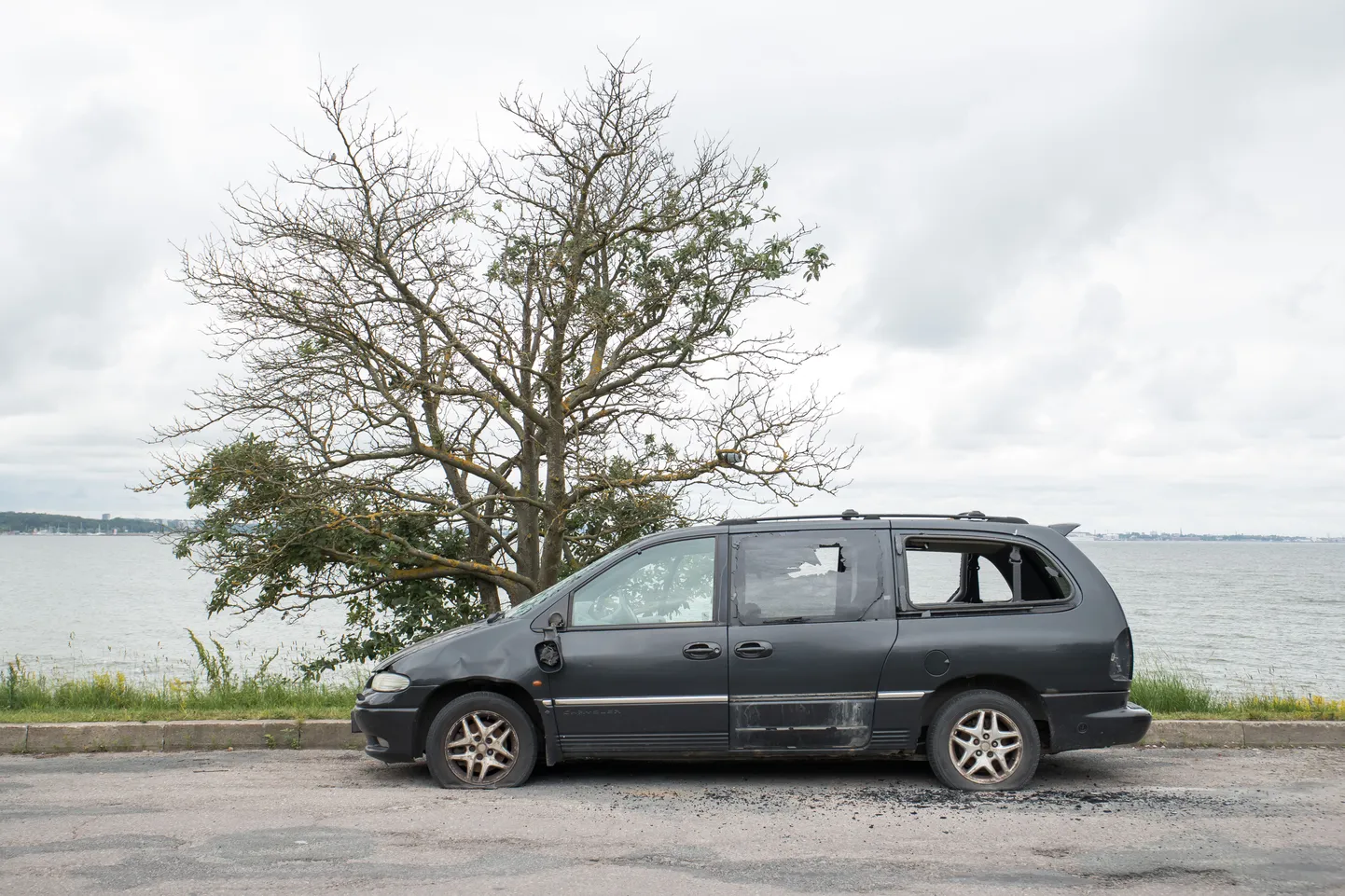 Разбитый Chrysler Grand Voyager на пирсе Меривялья.
