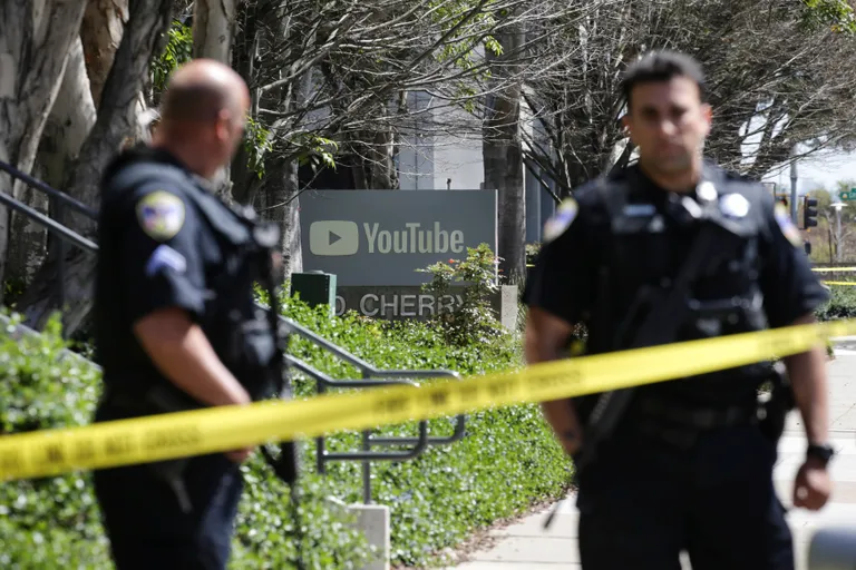 Politseinikud Youtube'i peakorteri juures