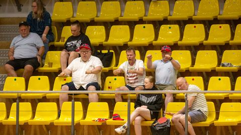 REPORTAAŽ ⟩ Kui saalis valitseb vaikus ja tribüünil sõutakse