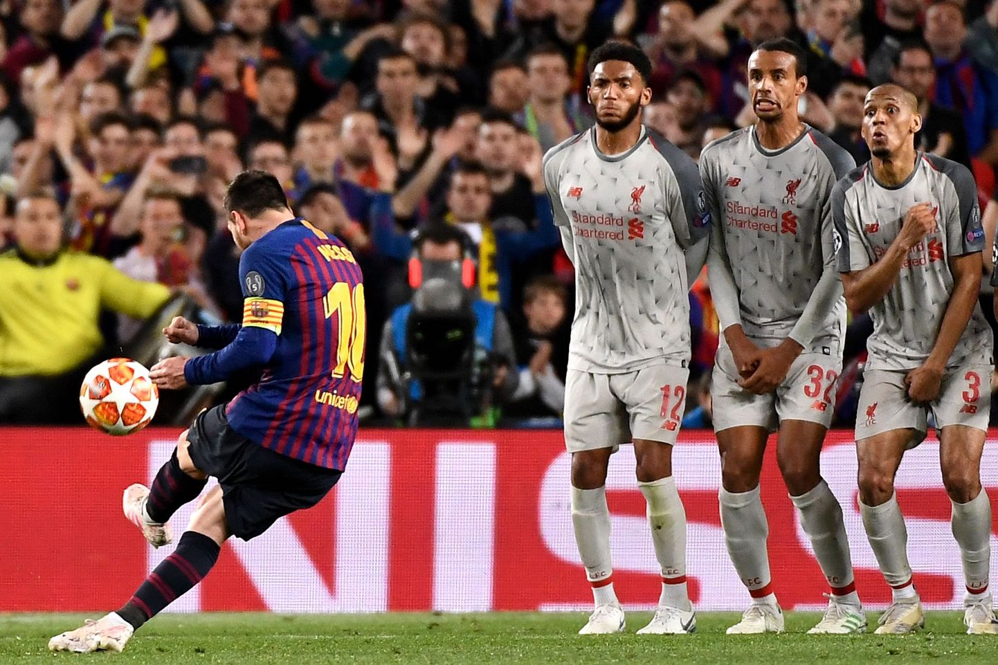 Barcelona argentiinlasest superstaar Lionel Messi vabalöökidest küll kõvasti skoori teinud,  kuid ühes mängus kolme väravat vabalöökidest lüüa pole veel õnnestunud.