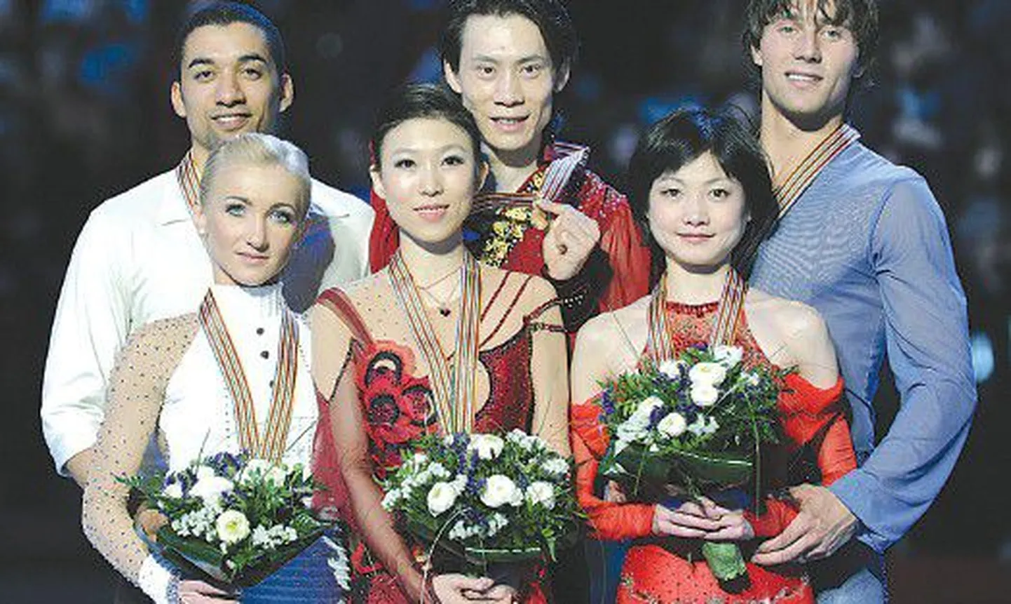 Китайская, немецкая и российская пары на пьедестале почета ЧМ в Турине.