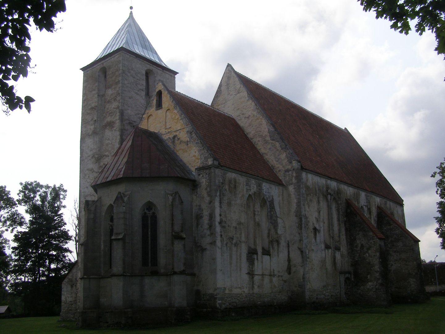 Saaremaa Valjala kirikut hakati ehitama 1227. aastal ja see on vanim säilinud kivikirik. Ühtlasi toimis see kaitserajatisena. Paljudele keskaegsetele kirikutele ehitati torn alles 19. sajandil, vahel ka varem.