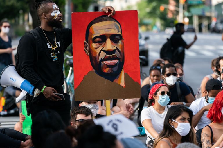 Protestijad New Yorgis. Plakatil on kujutatud politseivägivalla tõttu elu kaotanud afroameeriklast George Floydi.