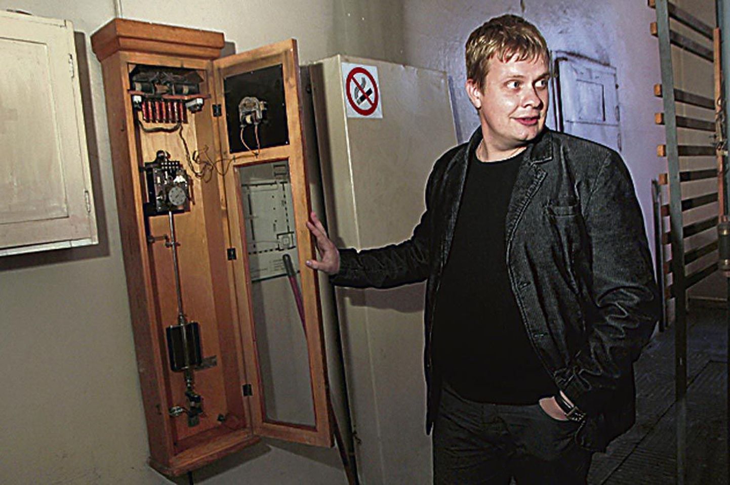 Toimetuse arhiivis on veel foto, kus Tootsi vallavanem Kalev Kaljuste näitab briketivabriku elektromehhaanilist emakella.