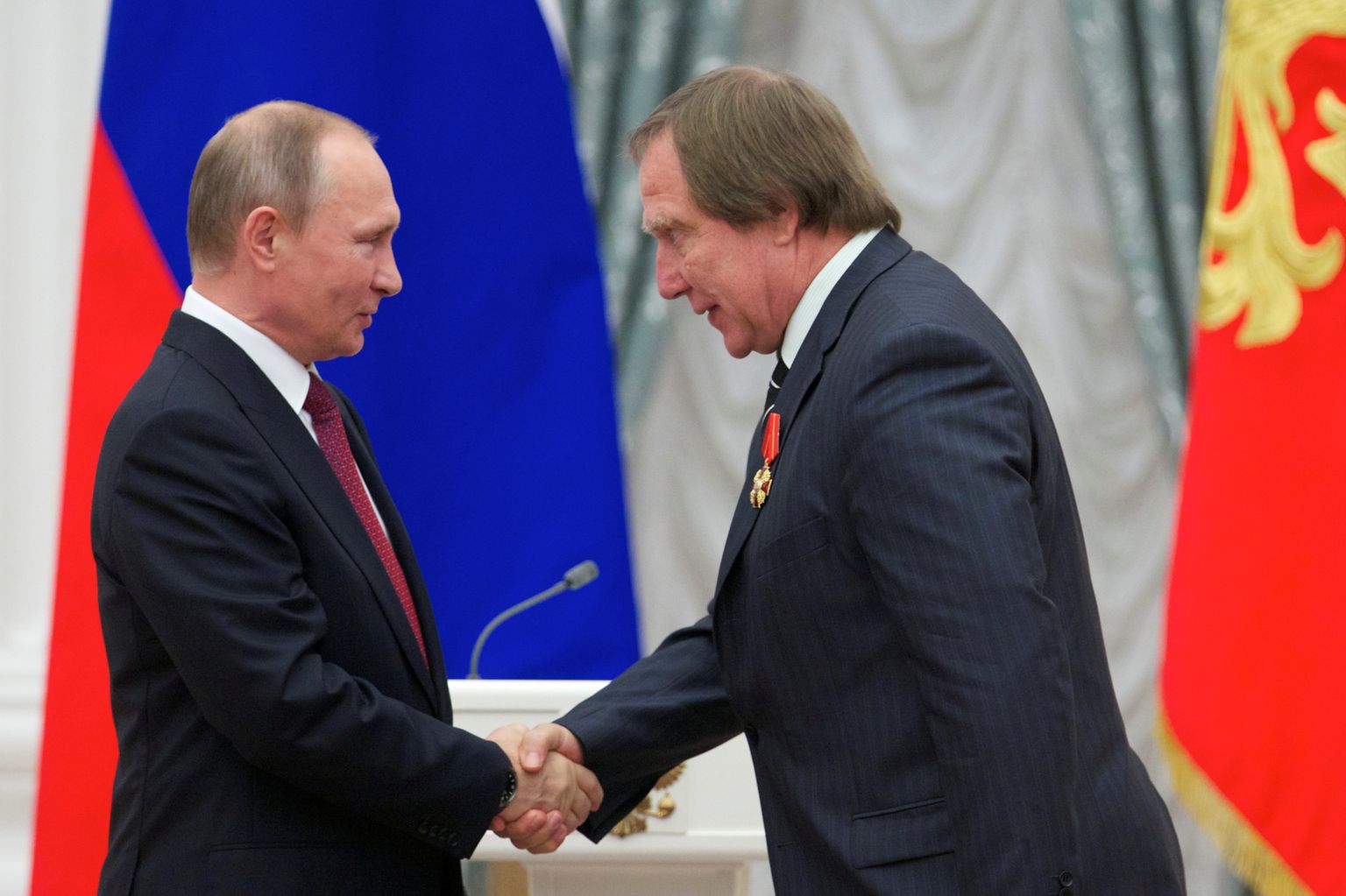 Venemaa president Vladimir Putin (vasakul) kätlemas 22. septembril 2016 Kremlis muusikaauhindade tseremoonial tuntud tšellisti ja oma lähikondlast Sergei Rolduginit