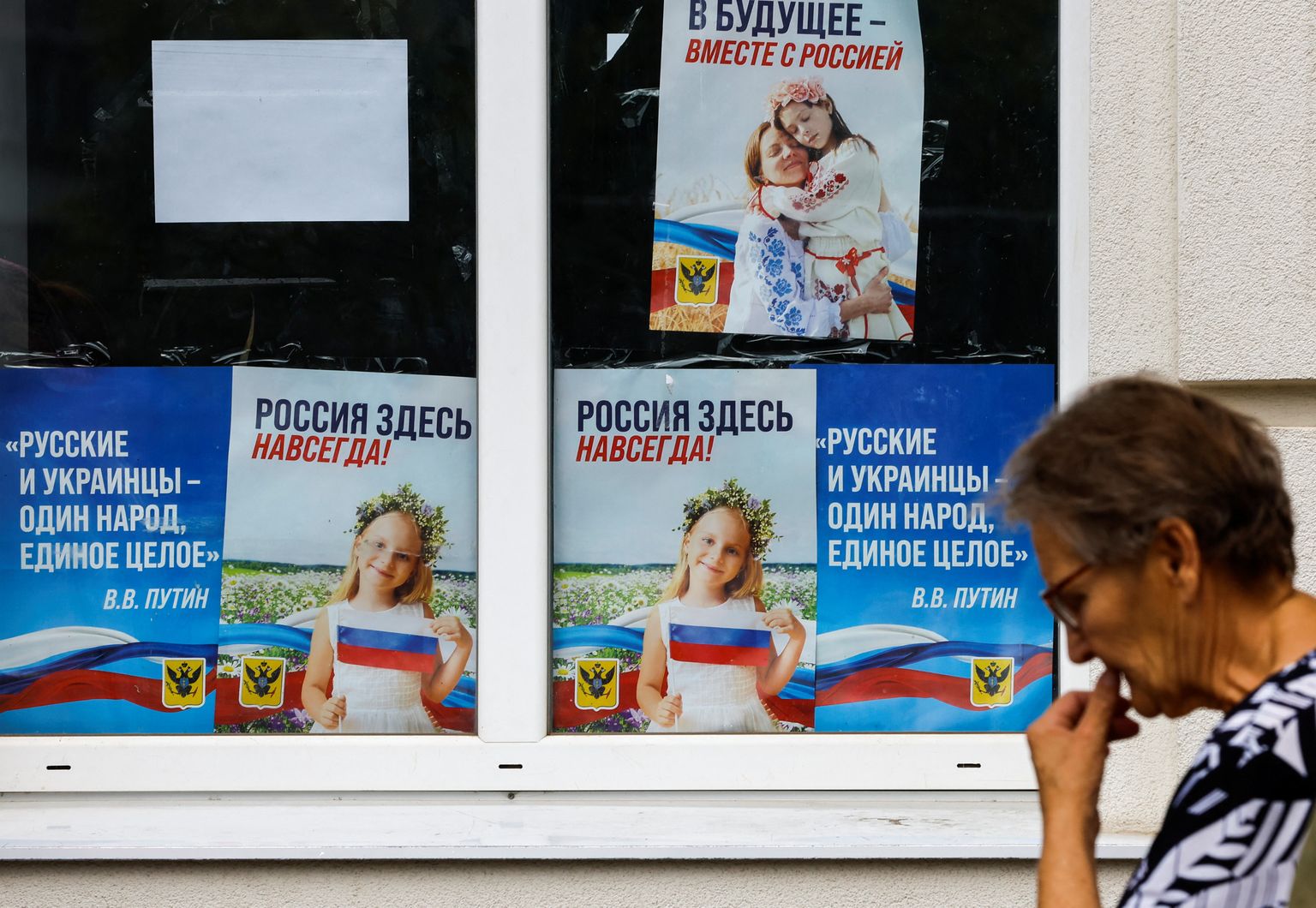 Venemaad kiitvad plakatid tänavu suvel okupeeritud Hersoni linnas.