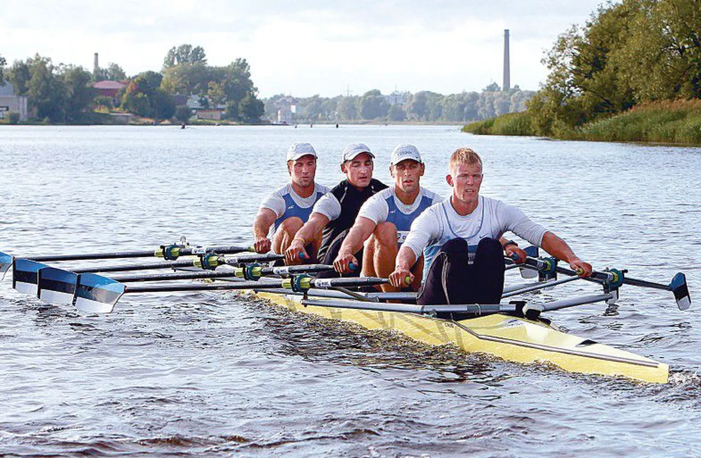 Четверка в составе Андрея Ямся (слева), Аллара Рая, Тыну Эндрексона и Каспара Таймсоо продолжает тренировки на реке Пярну.