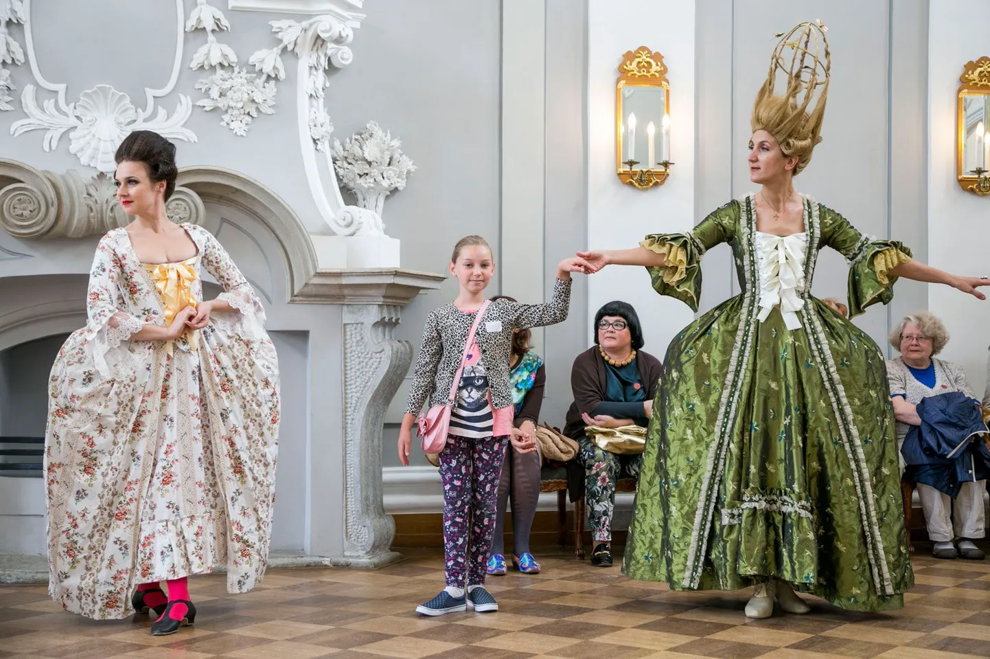 Руководитель петербургского театра исторического танца «Petit Trianon» Ярослава Бубнова (справа) приглашала всех научиться делать старинные реверансы.