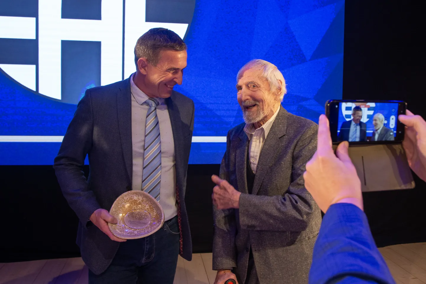 Ida-Virumaa kultuuripärl 2023 Matti Lilliallik ja elutööpreemia laureaat Jüri Schmidt jaanuaris Sillamäe kultuurikeskuses toimunud tunnustusrüritusel "Ida-Viru Ehe".