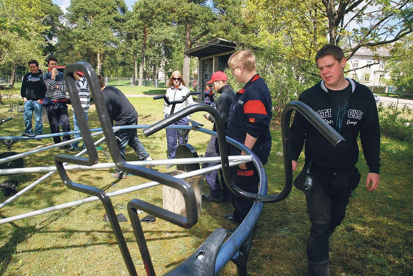 Shalomi lastemaja hoovi paigaldatud velokarussell.