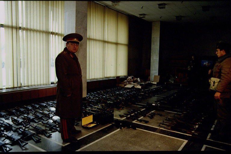 Октябрь 1993-го. Министр обороны Павел Грачев осматривает Дом Советов и его арсенал после штурма