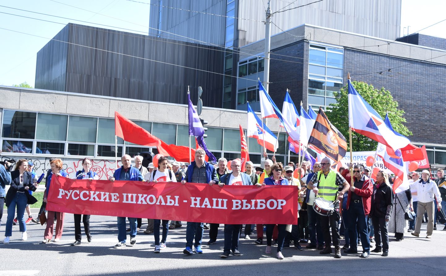 Latvijas Krievu savienība organizē protesta pasākumu, lai prasītu Latvijā nodrošināt sociālo taisnīgumu un krievu skolu pastāvēšanu Latvijā.
