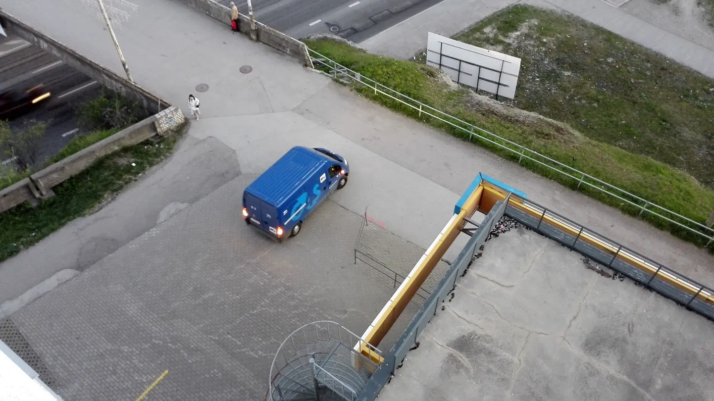 Автомобиль охранного предприятия G4S на тротуаре.