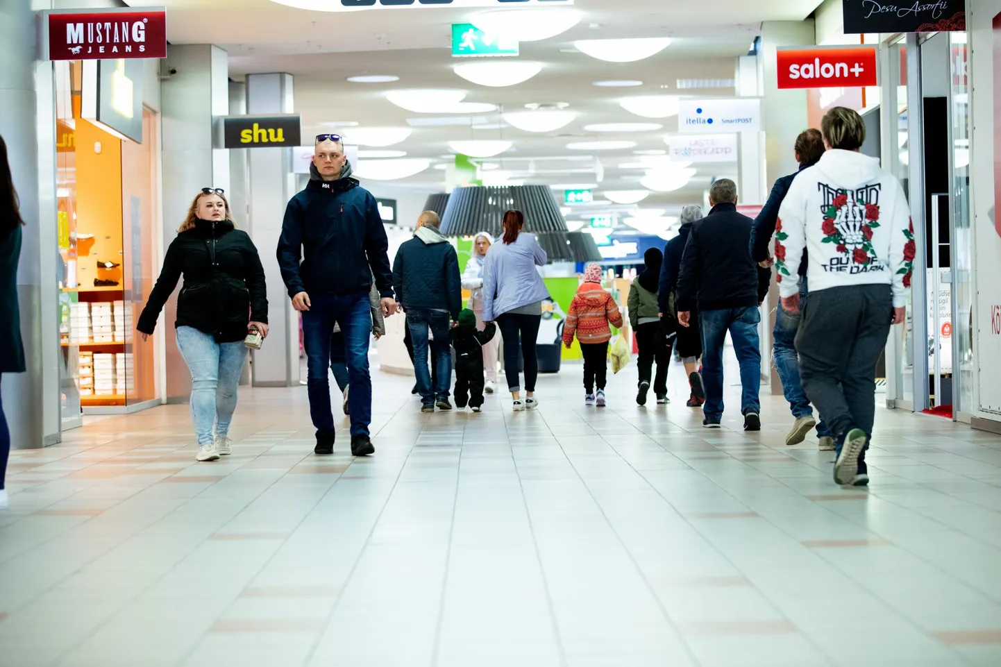 Müügi- ja teenindussaalides, toitlustuskohtades ja kaubanduskeskuste üldkasutatavates ruumides peab endiselt täitma 2+2 reeglit.