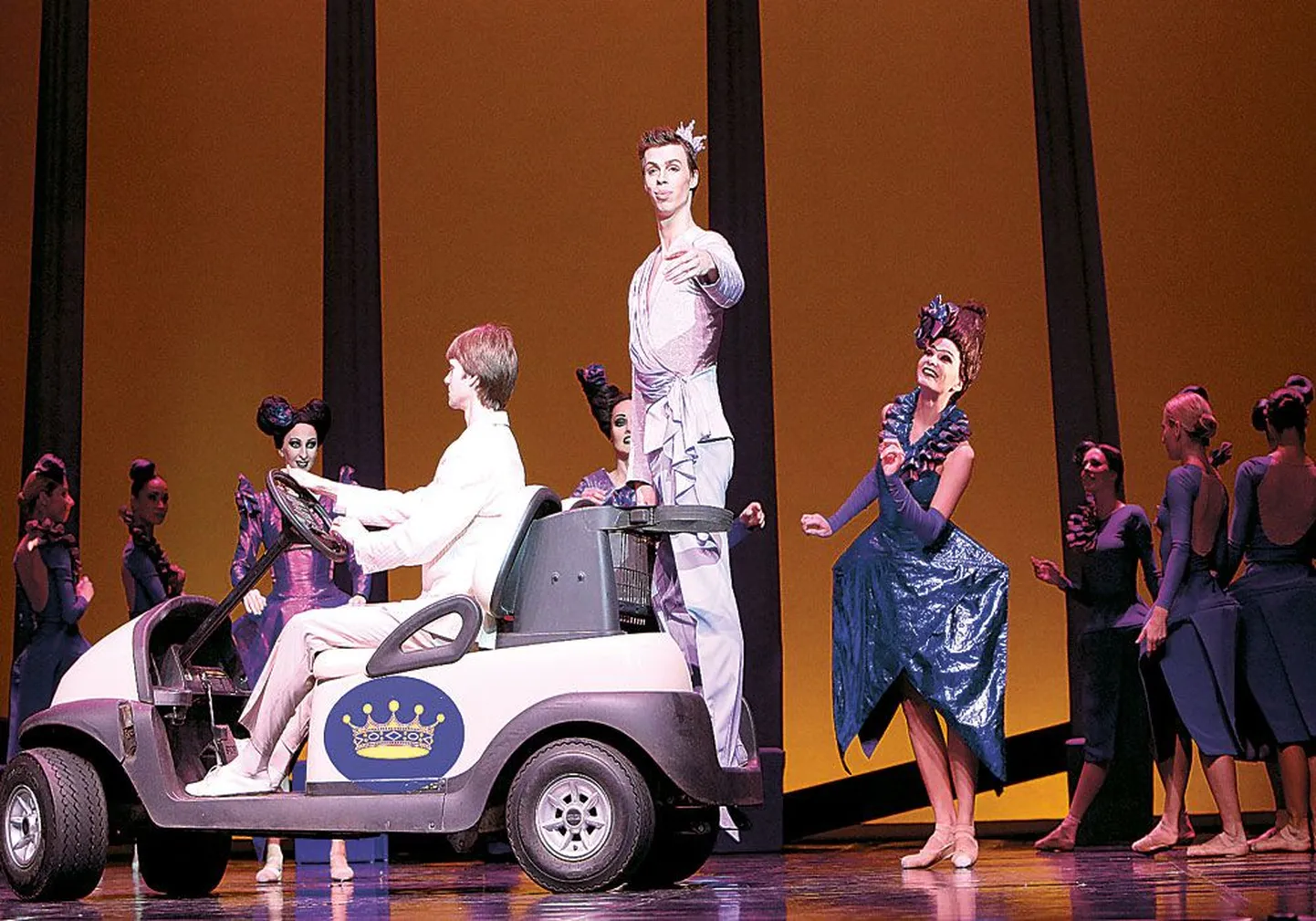 Принц (Евгений Гриб), окруженный толпой претенденток на хрустальную туфельку и королевский трон, появляется на автомобиле — вполне современное решение сцены.