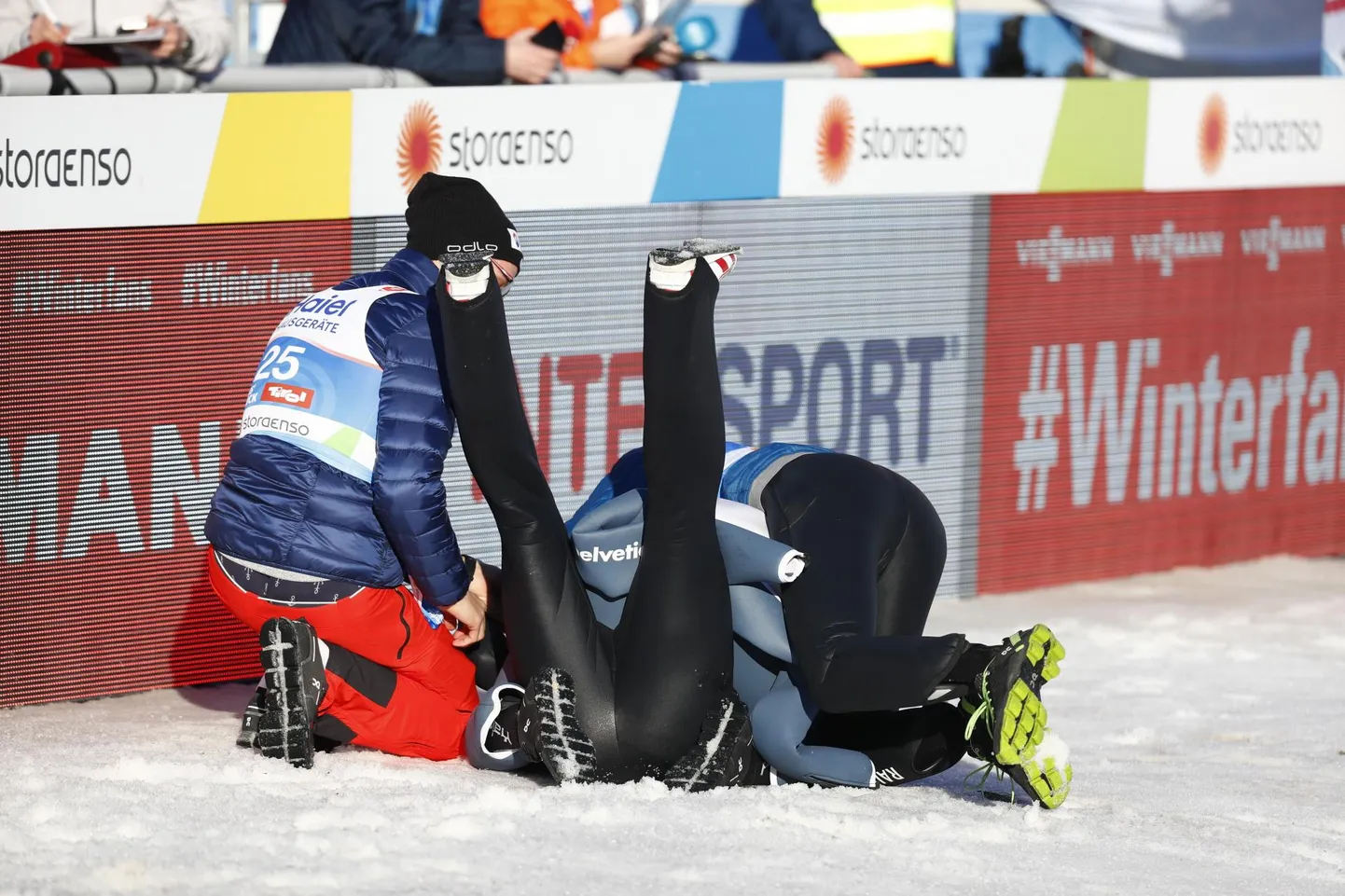 Pronksmedalist Killian Peier on mattunud külakuhja alla FOTO: Matthias Schrader/Ap