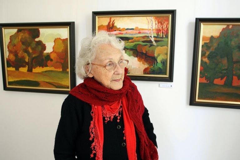 Kunstnik Lilian Härm oma tööde näitusel Viljandis Kondase keskuses.