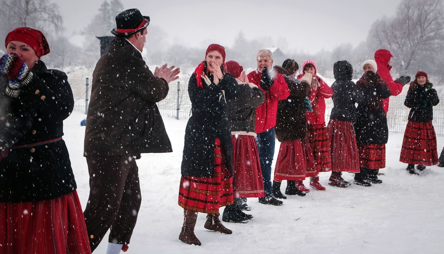 Lindil peetud Audru valla esimesel talvisel tantsupeol osales 107 jalakeerutajat.
