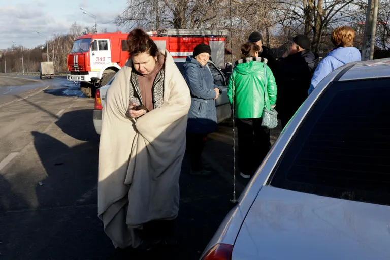 Kohalikud elanikud Stanovoye külas droonirünnaku paigas.