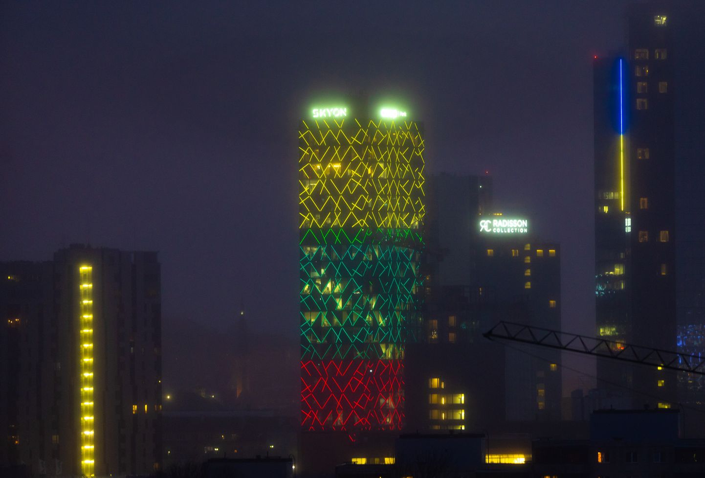 Таллиннский небоскреб поздравляет Литву с Днем независимости