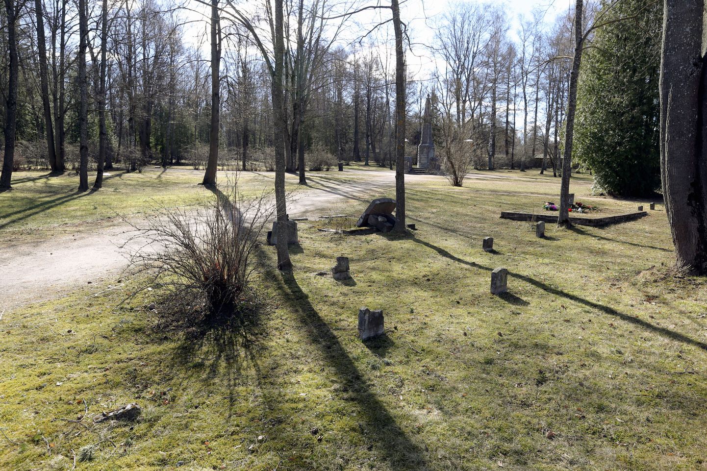 Tartu sõjaväekalmistul on säilinud 17 hauatähist, mis sel suvel taastatakse.