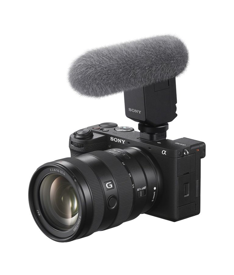 Koos uue kaameraga tutvustas Sony ka samal ajal välja tulnud ka videograafidele ja videoblogijatele mõeldud suundmikrofoni ECM-M1, mis on võimeline kvaliteetset heli salvestama kaheksas vastuvõturežiimis.