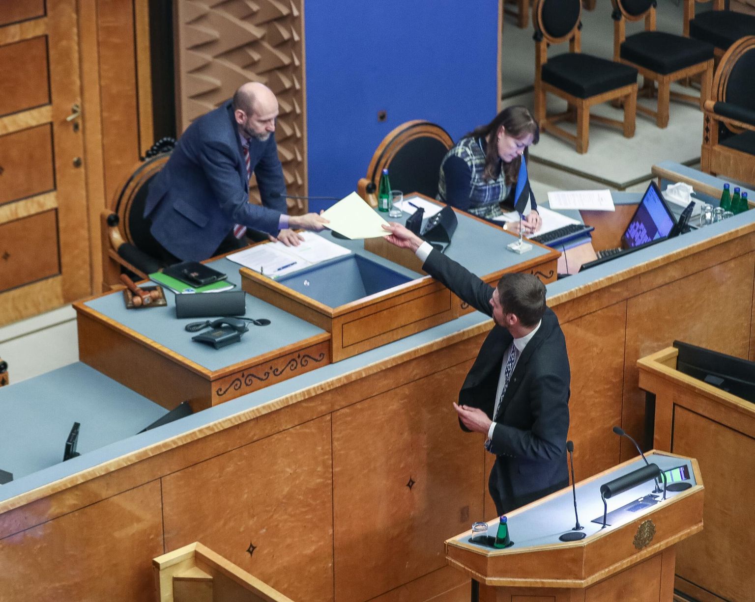 Riigikogu liige Siim Pohlak (EKRE) andis riigikogu aseesimehele Helir-Valdor Seedrile (Isamaa) üle abielurefrendumi seaduseelnõu. 