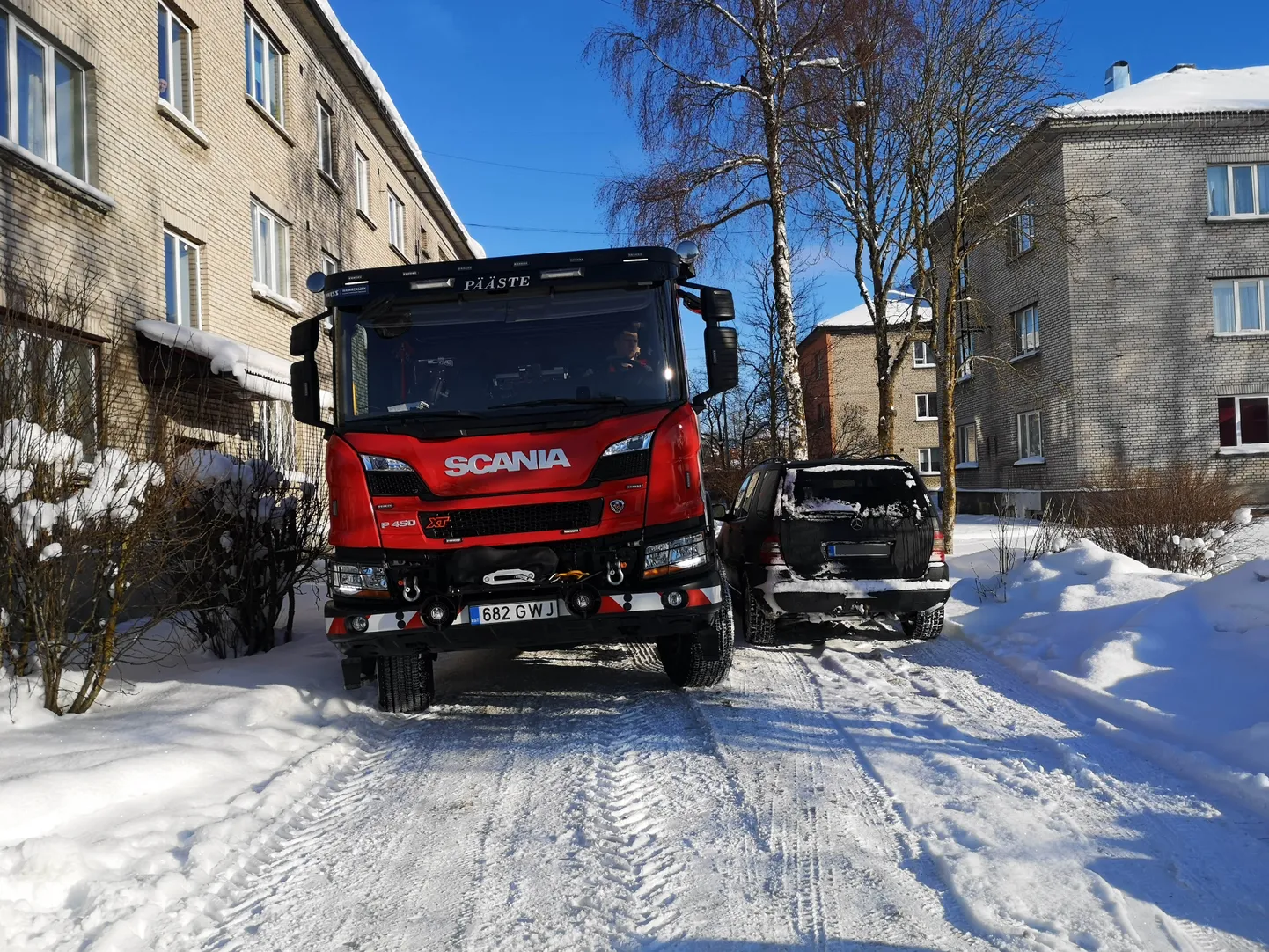 Lumerohkuse tõttu on ka tänavad kitsamaks jäänud ning teede äärde pargitud sõidukid takistavad mõnikord operatiivautode läbipääsu. See pilt on tehtud sel esmaspäeval Kohtla-Järve Ahtme linnaosas.