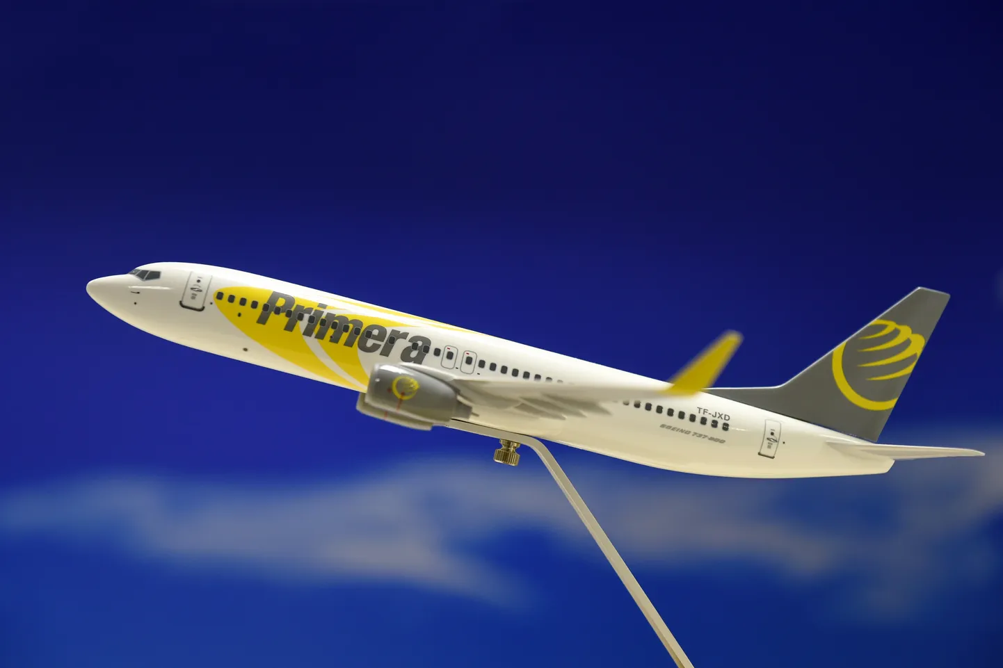 Lidmašīnas modelis "Primera Air" telpās.
