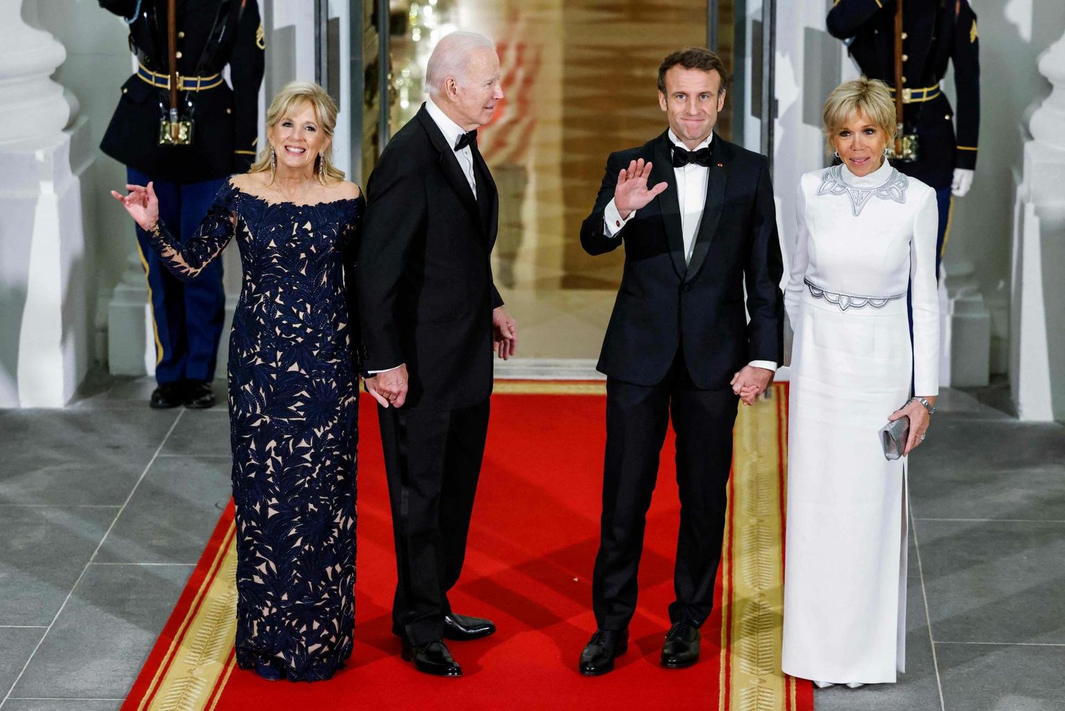 USA president Joe Biden ja tema abikaasa Jill Biden tervitavad Prantsusmaa presidenti Emmanuel Macroni koos abikaasa Brigitte Macroniga tänavu 1. detsembril Valges majas külaliste auks korraldatud riigilõunal.